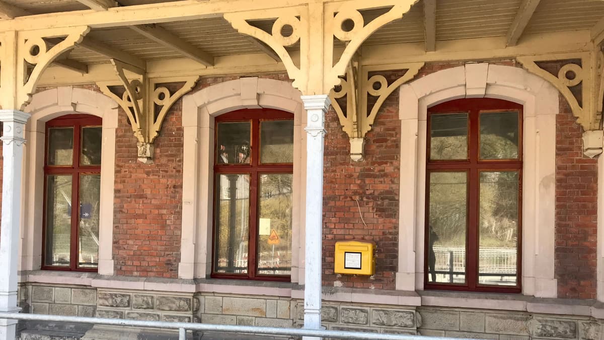Bahnhof Nebra - offener Wartebereich mit historischem Bahnsteigdach