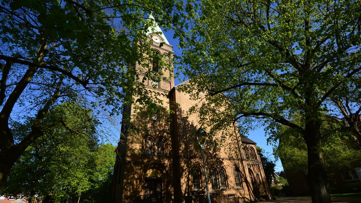 Kirche an der Kempkenstraße im Frühling