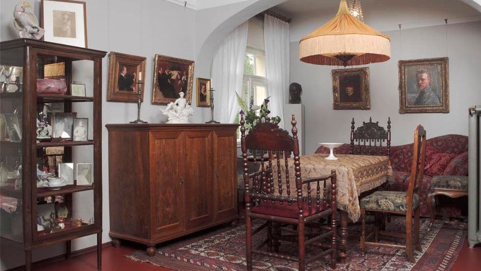 Blick in das große Wohnzimmer des Robert-Sterl-Hauses