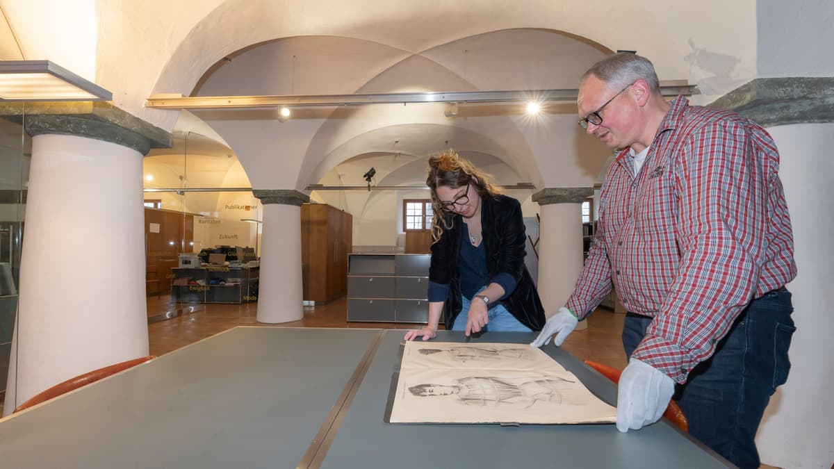 Mitarbeitende in den Büroräumen der Sammlung Tracht - Gwand - Mode des Freilichtmuseums Glentleiten