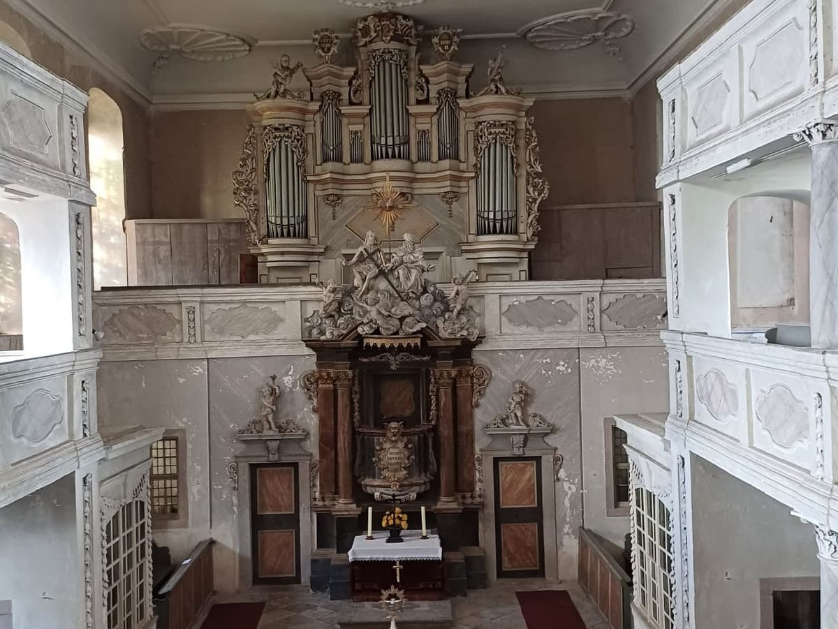 Orgel und Altar