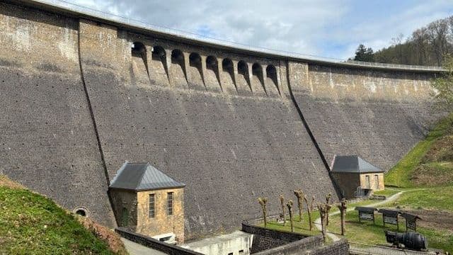 Sperrmauer Talseite