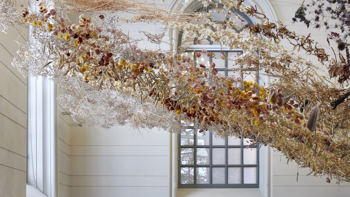Installation von Rebecca Law im Betsaal