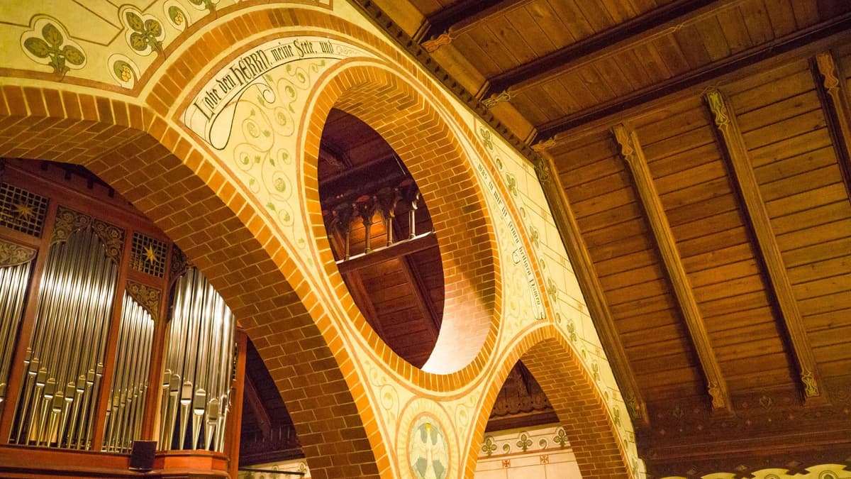 Schildwand Süd mit Orgel