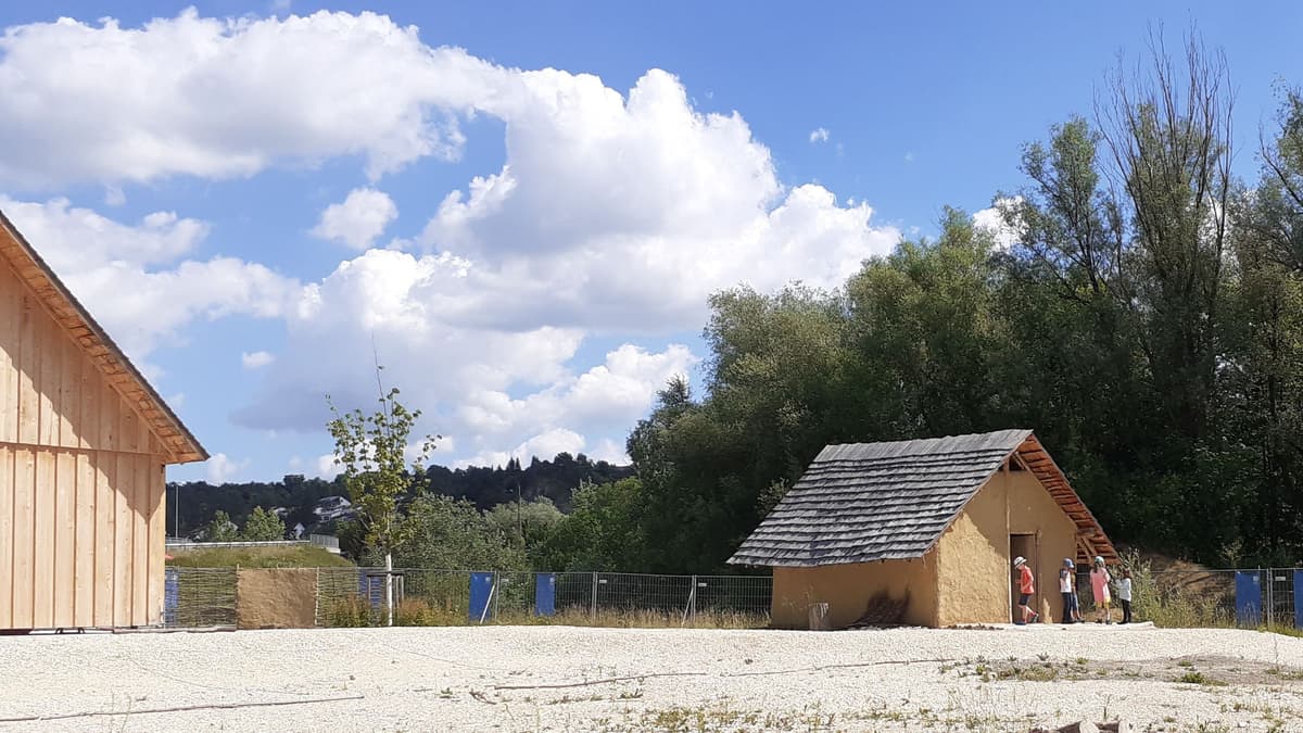 Steinzeithaus im Steinzeitdorf Ehrenstein