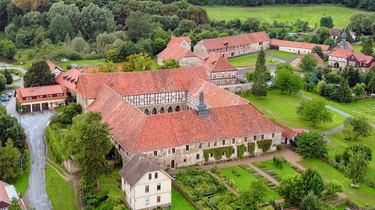 Luftaufnahme vom Kloster Michaelstein