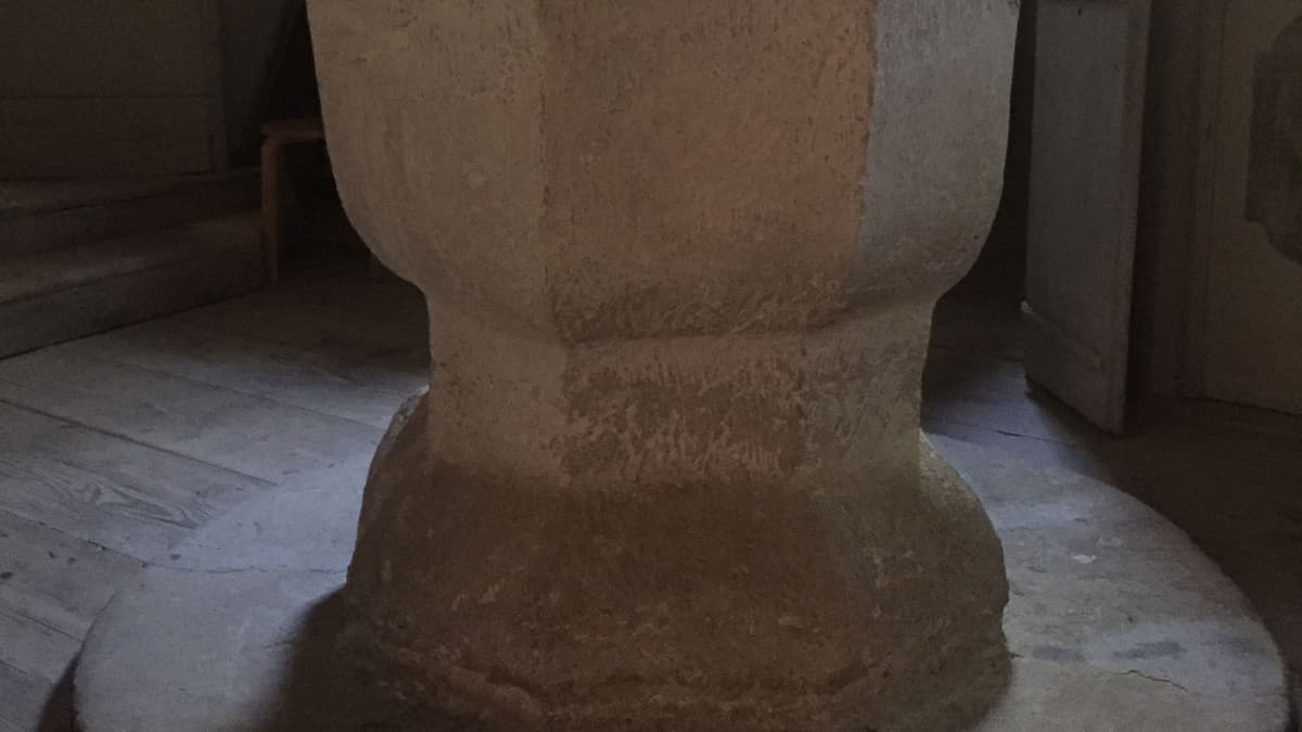 Romanischer Taufstein