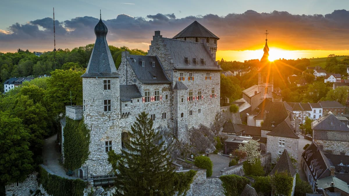 Burg bei Sonnenaufgang