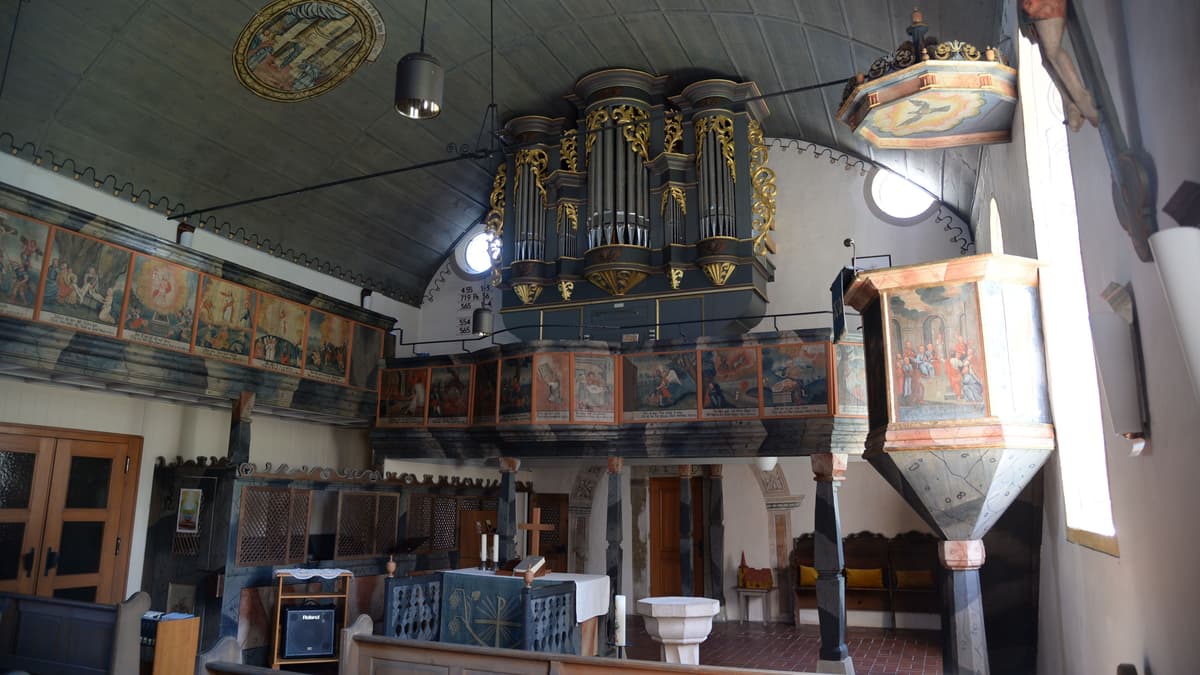 Innenraum der Kirche mit historischem Orgelprospekt