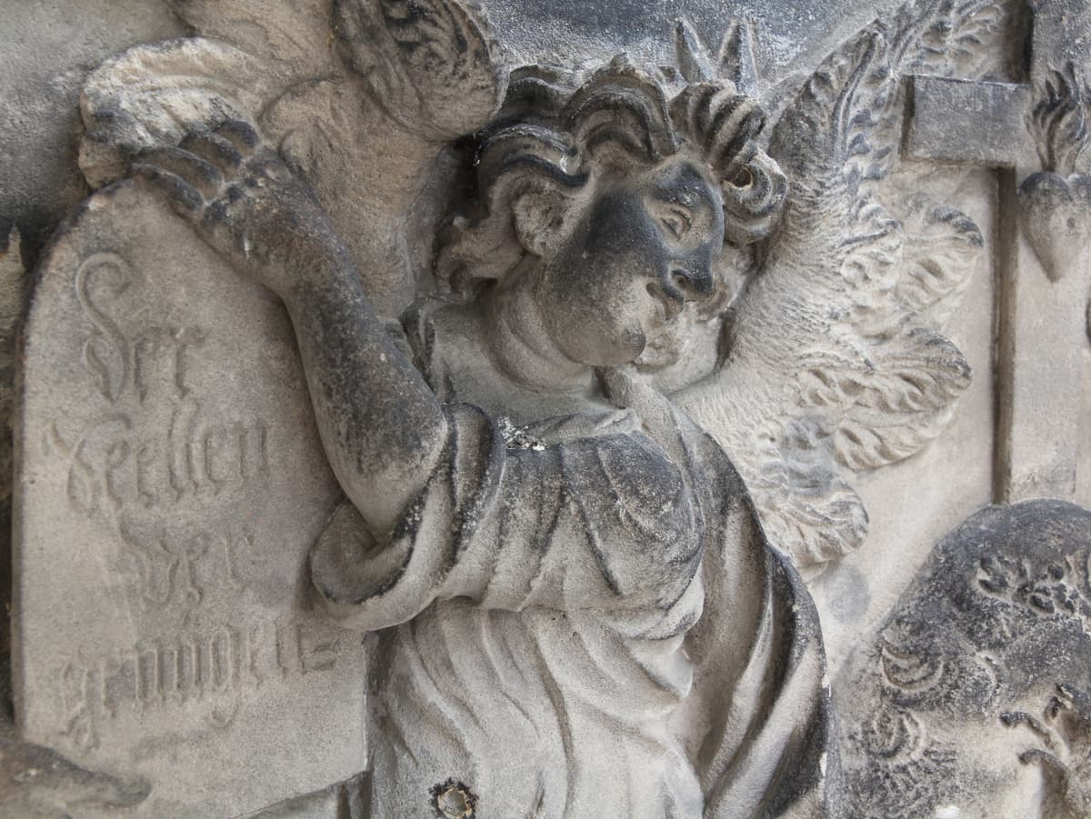 Epitaph im Kirchhof