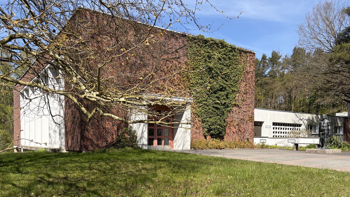 Ausgang mit Skulptur Schreitenden