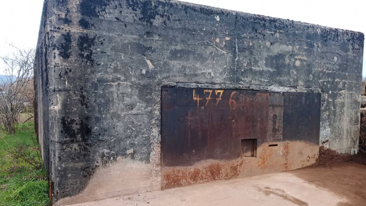 Bunker der ehemaligen Luftverteidigungszone West in Eisen