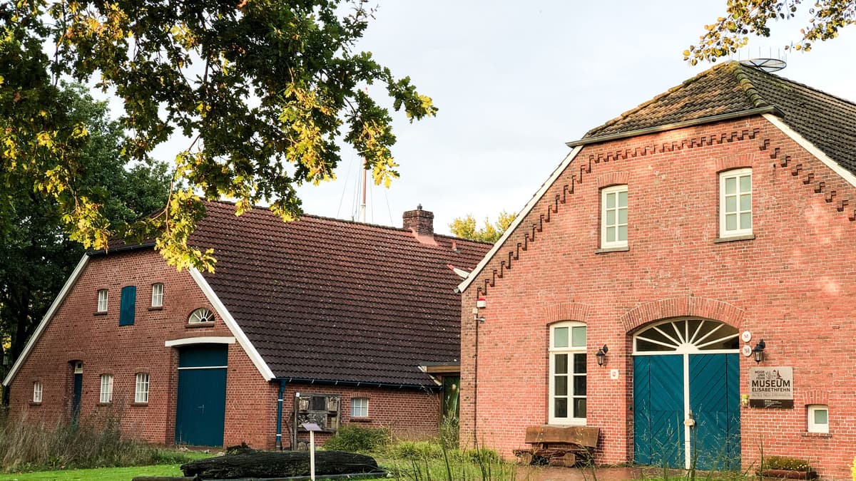Im alten Kanalwärterhaus ist seit 1986 das Moor- und Fehnmuseum Elisabethfehn