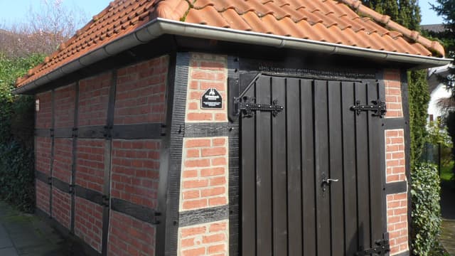 Das alte Brandspritzenhaus mit alter Handdruckspritze in Urdenbach