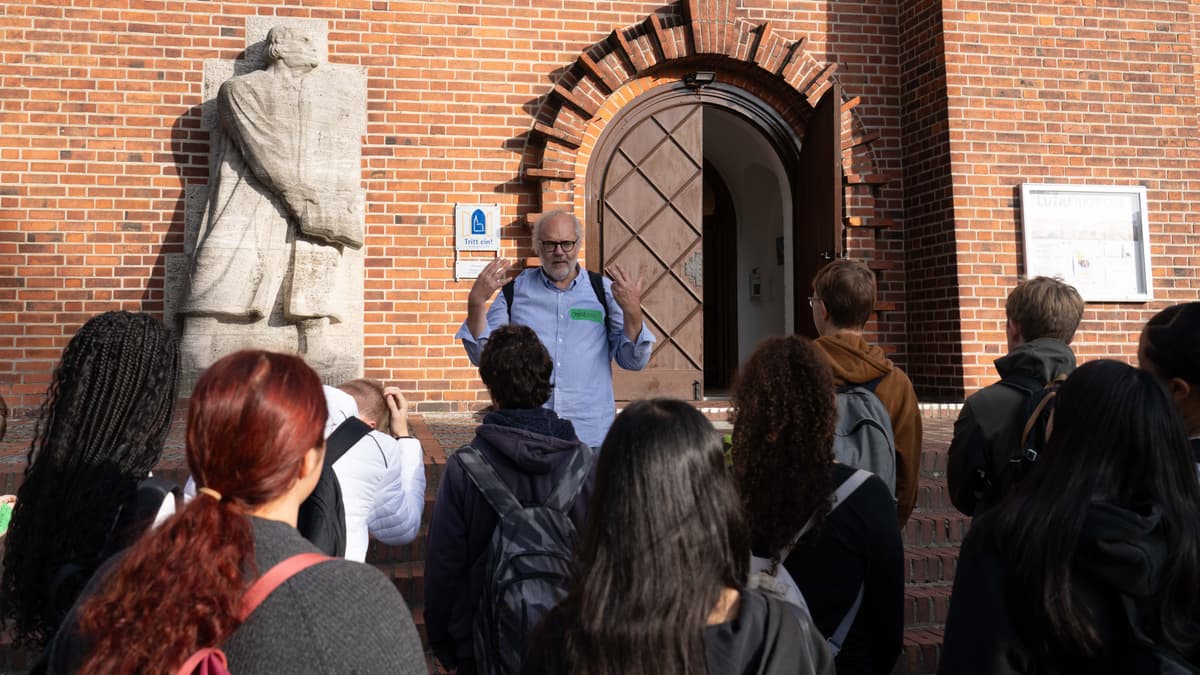 Besuchergruppe vor der Gedenkstätte Lutherkirche