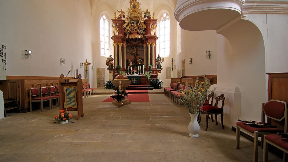 Chorraum mit Taufstein und Altar