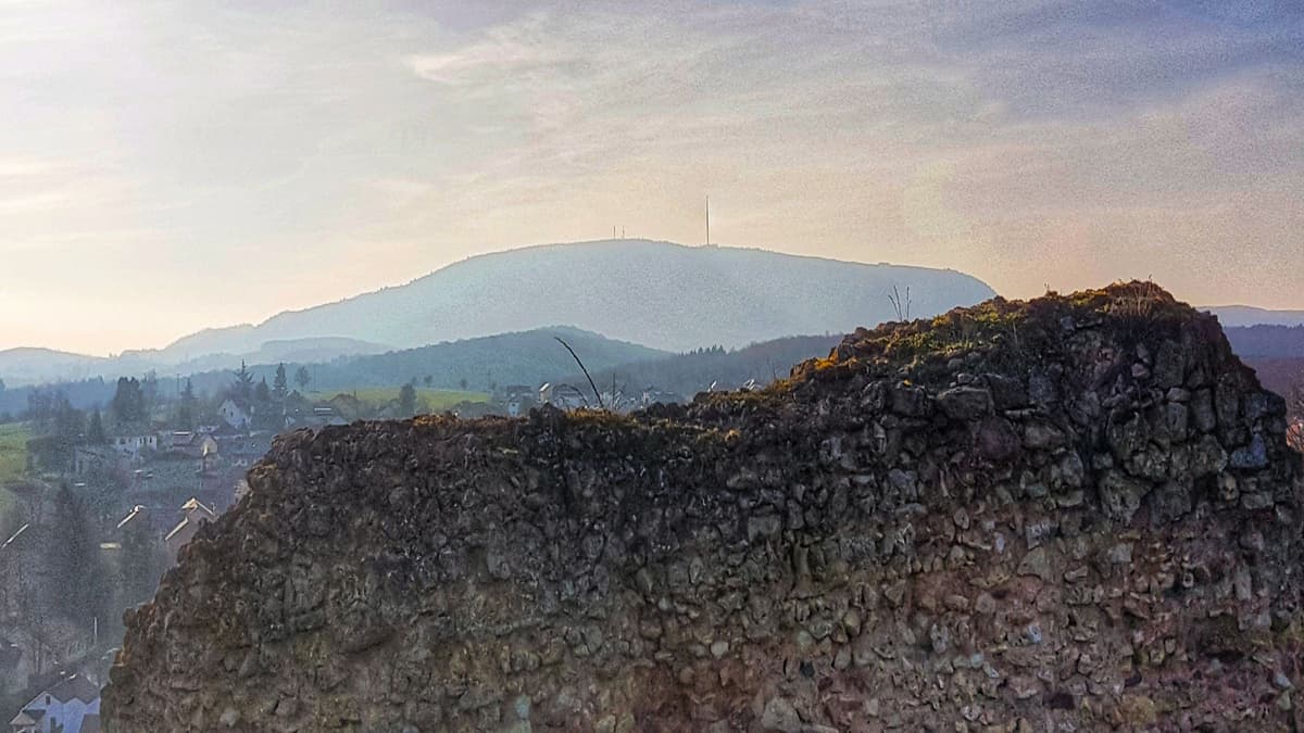 Burgmauer mit Dorf und Donnersberg