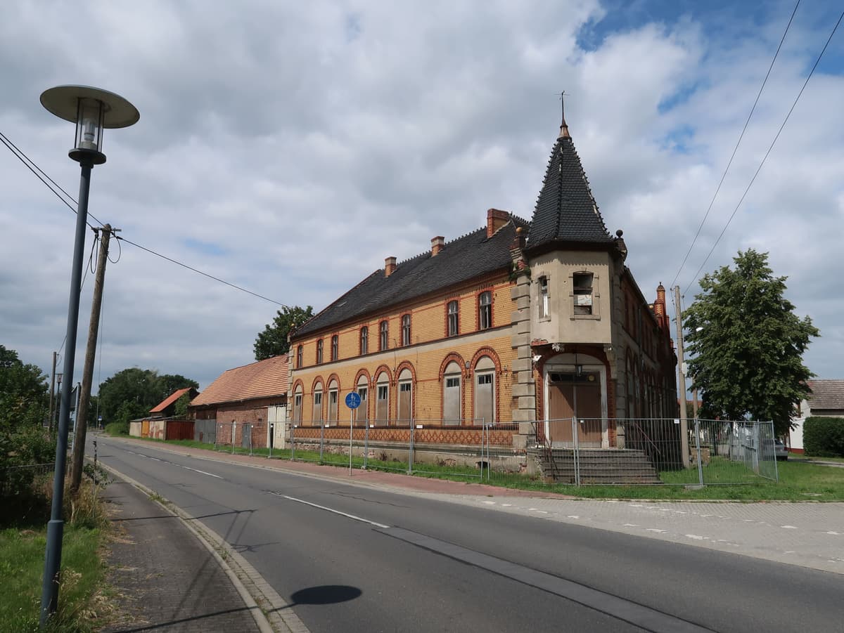 Straßenansicht des ehem. Gasthofes