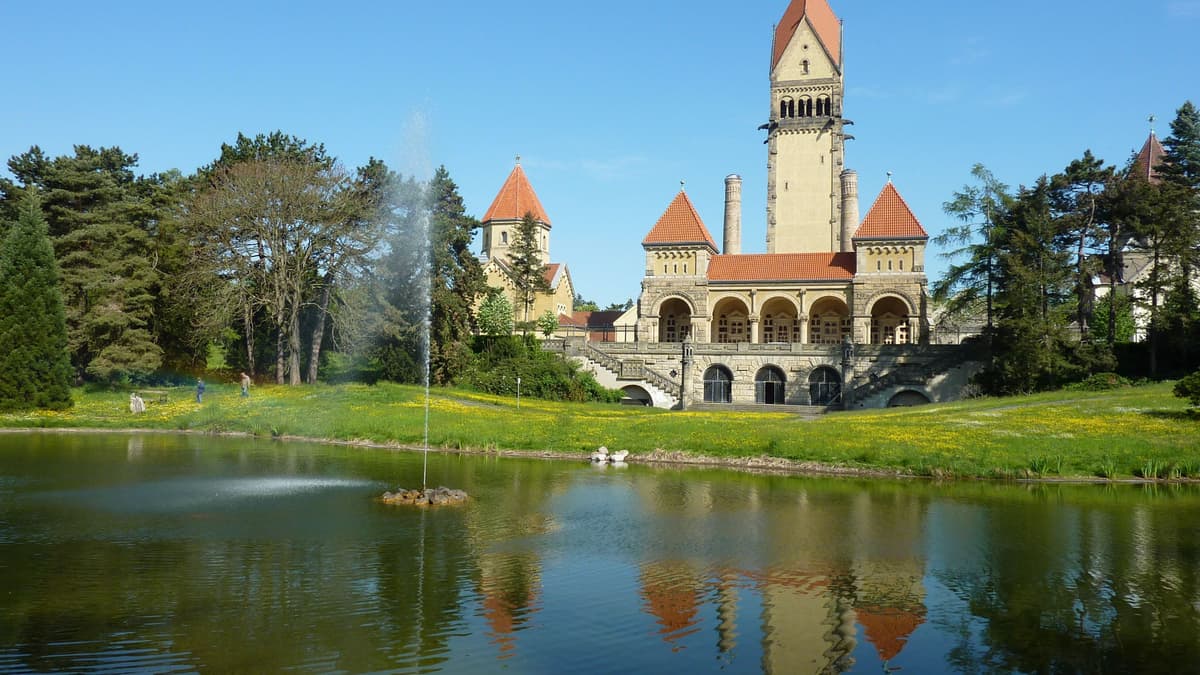 Kolumbarium mit Teich