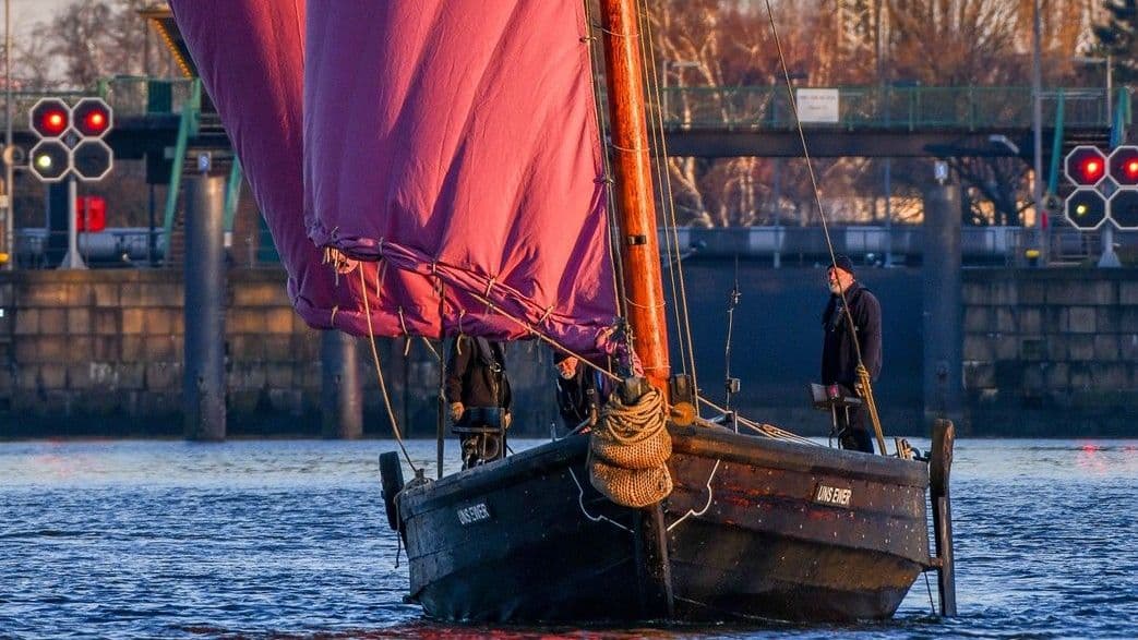 Ewer Im Holzhafen