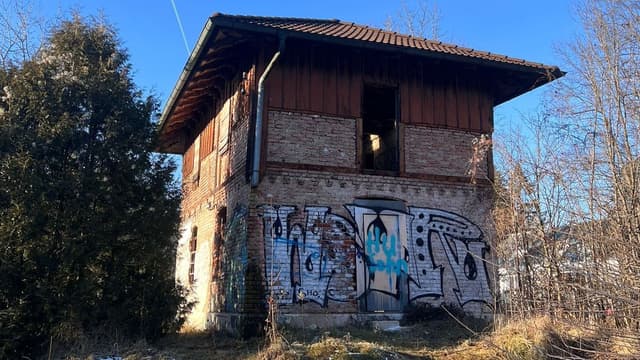 Ehemaliges Bahnwärterhaus an der Großhesseloher Brücke