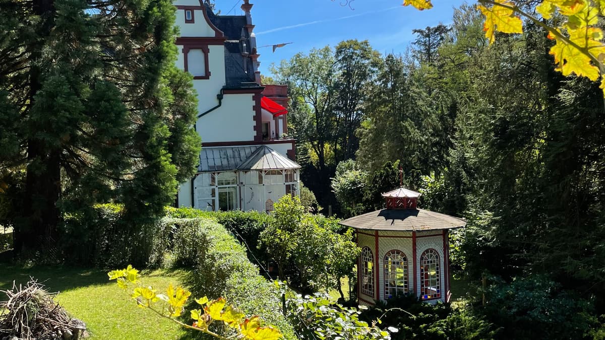 Ansicht Villa mit Teehaus aus NW