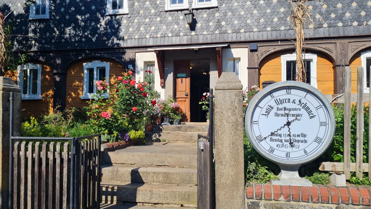 Außenansicht Uhrmacherwerkstatt mit Museum