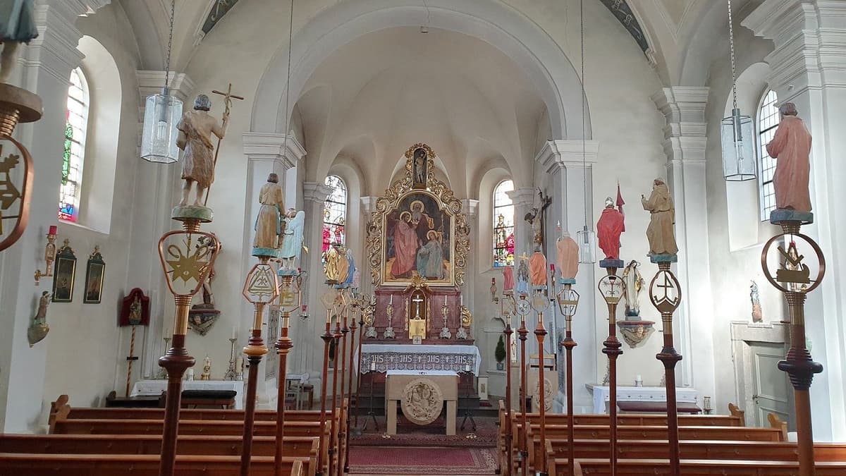 Blick in die Kirche mit Zunftstangen