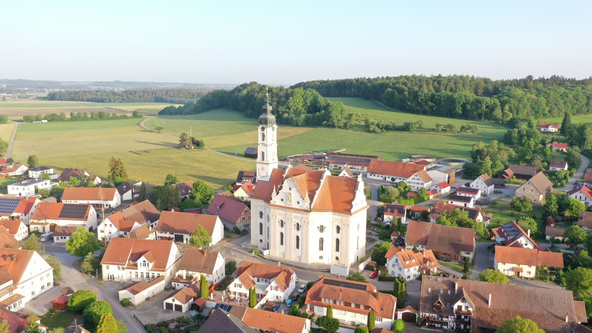 Luftbild der Wallfahrtskirche Steinhausen