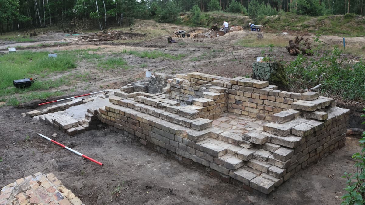 Ausgrabungsfläche mit Torhaus