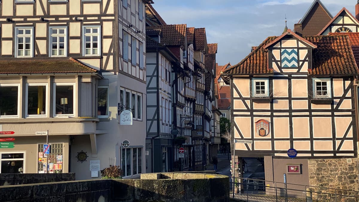 Blick von der historischen Steinbrücke zur "Lange Straße"