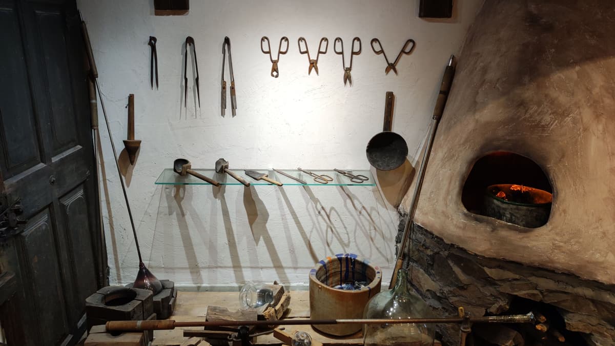 Nachbau einer Glasmacherwerkstatt des 16. Jahrhunderts