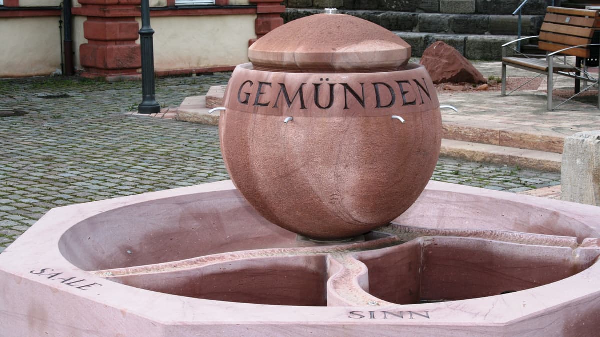 Brunnen vor dem Huttenschloss