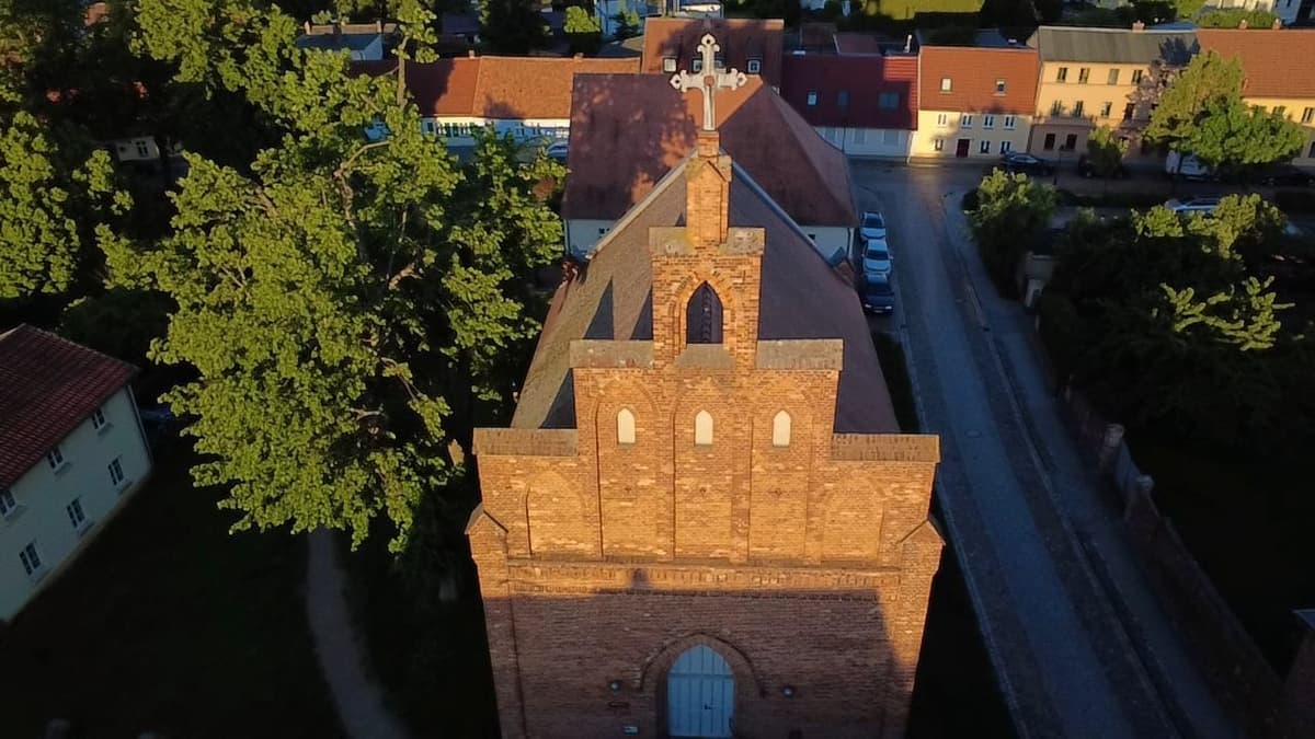 Westfassade der Martinskirche im Abendlicht