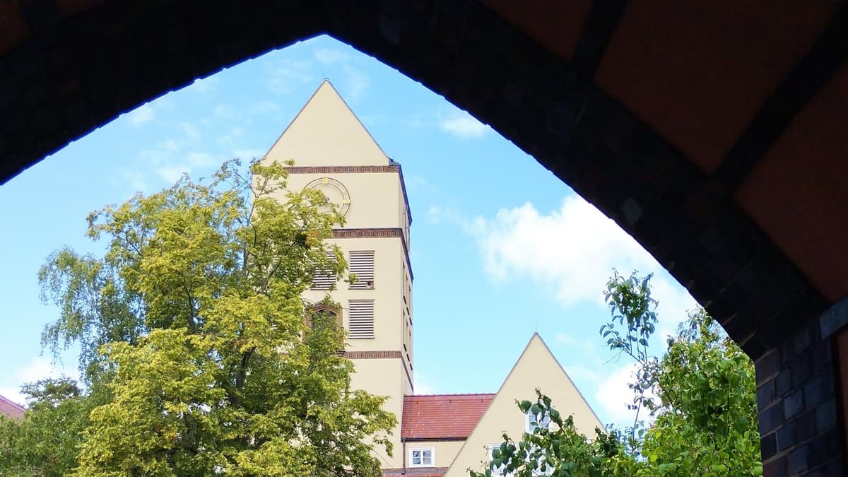Turm der Apostelkirche
