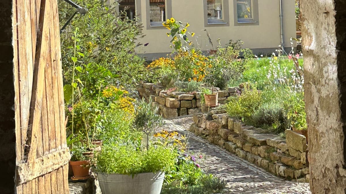 Hof mit Flußsteinpflasterwegen
