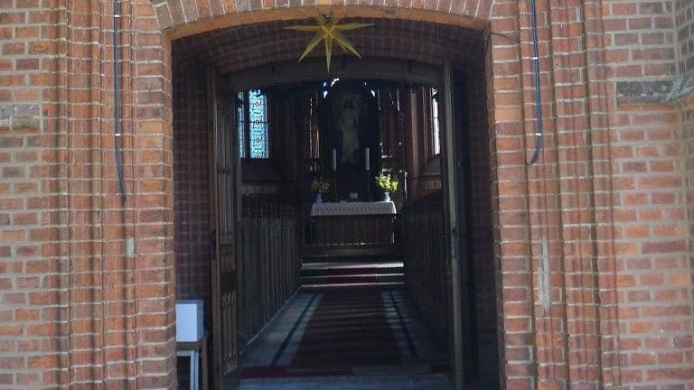 Eingang Kirche Sülten