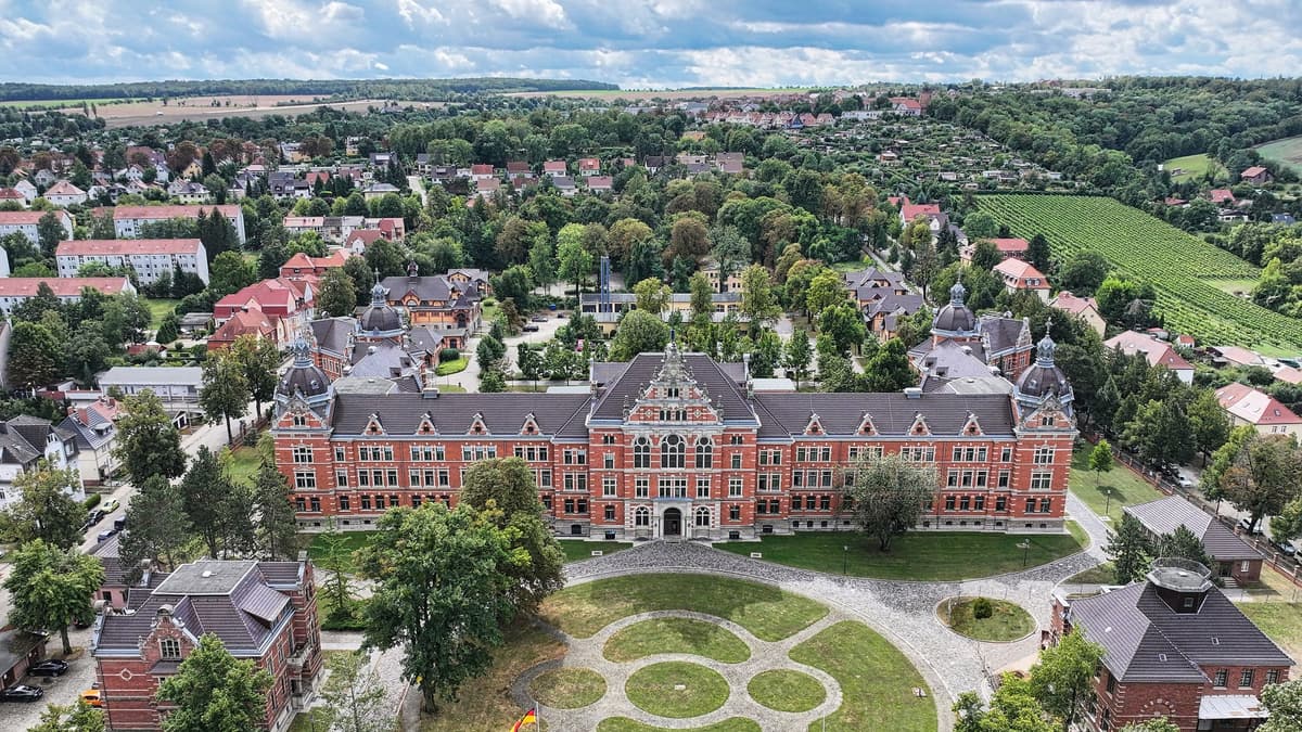 Hauptgebäude Frontansicht mit Rondell