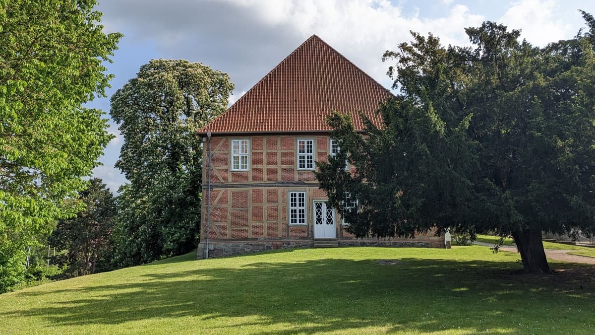 Das A. Paul Weber-Museum von der Gartenseite.