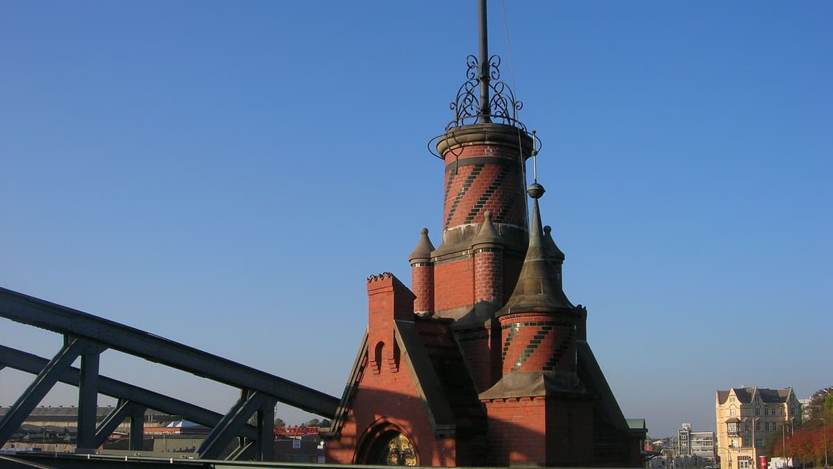 Hubbrücken, Brückenturm in neugotischer Bauweise