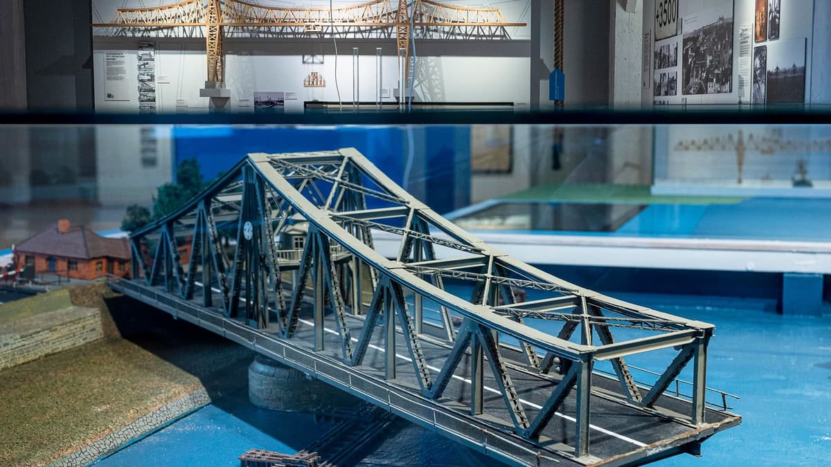 Modell der ehemaligen Straßendrehbrücke über den NOK