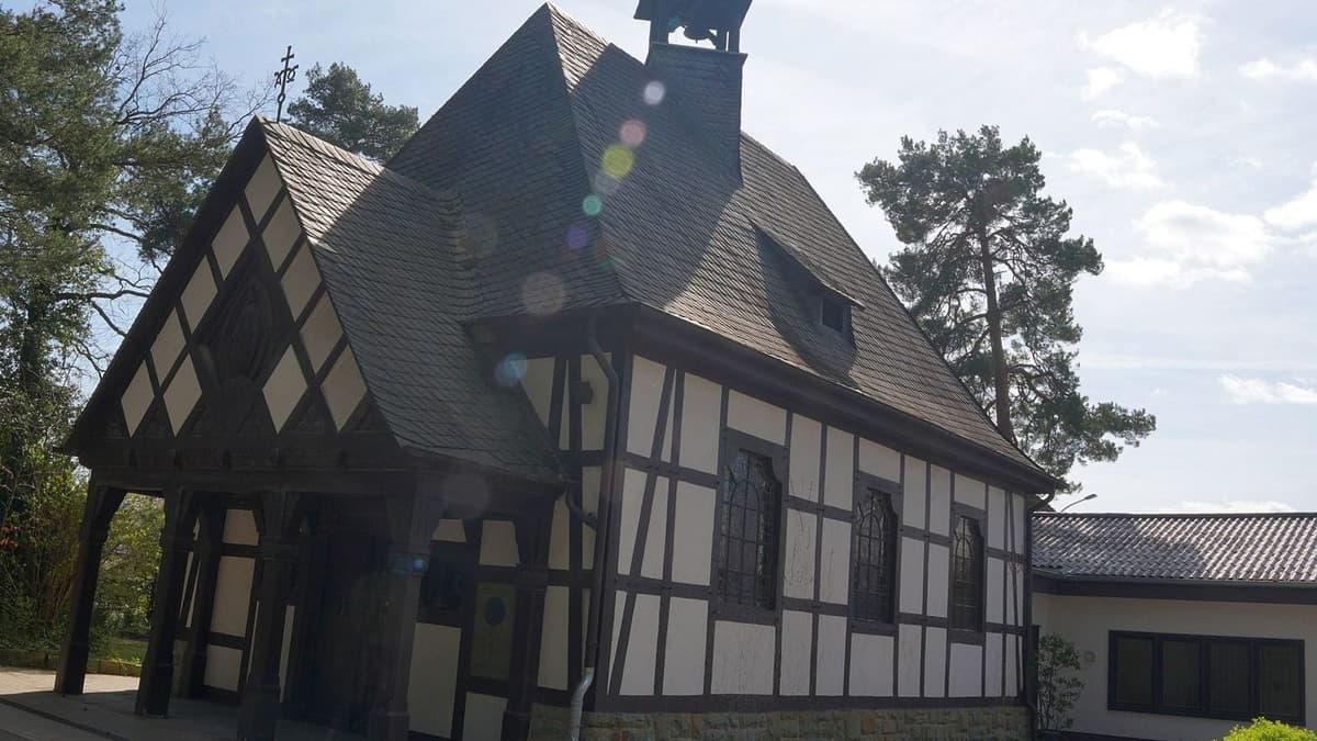 Gartendenkmal Waldfriedhof Schloss Neuhaus, Friedhofskapelle