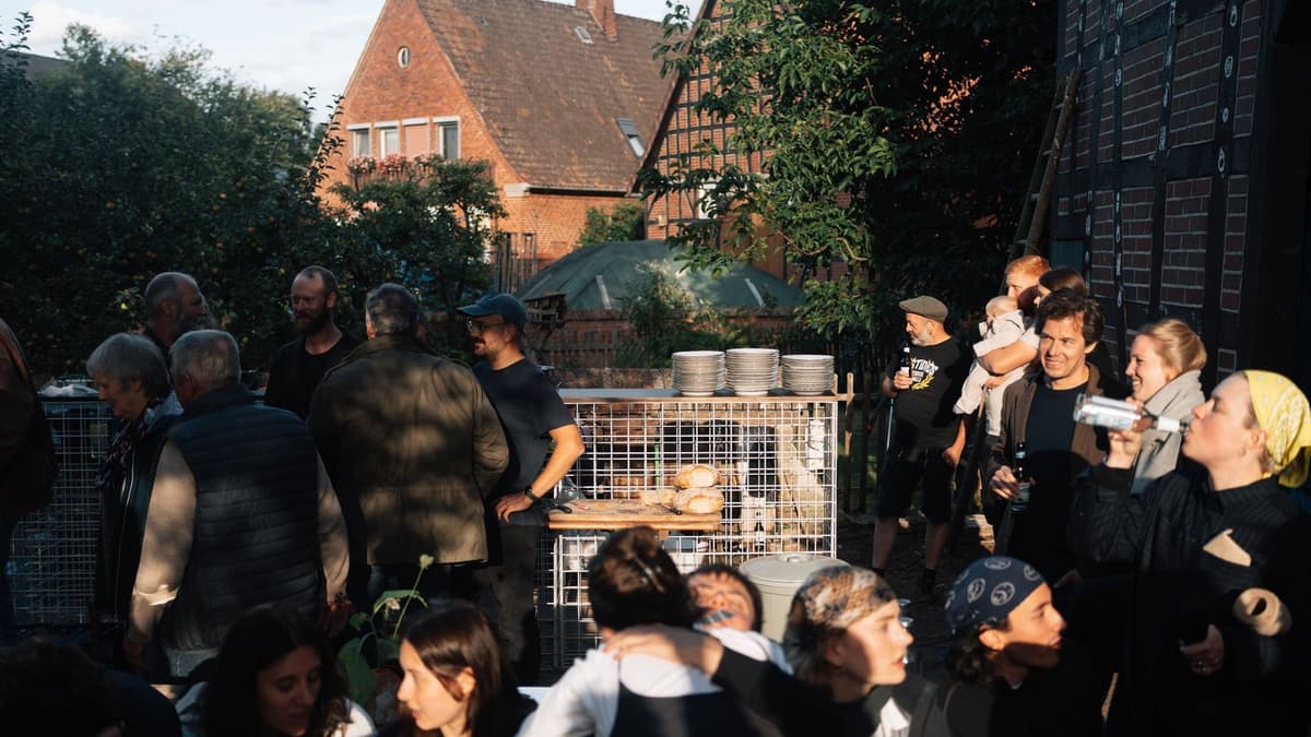 Lebendiges Denkmal mit guter Stimmung, Snacks und Getränken