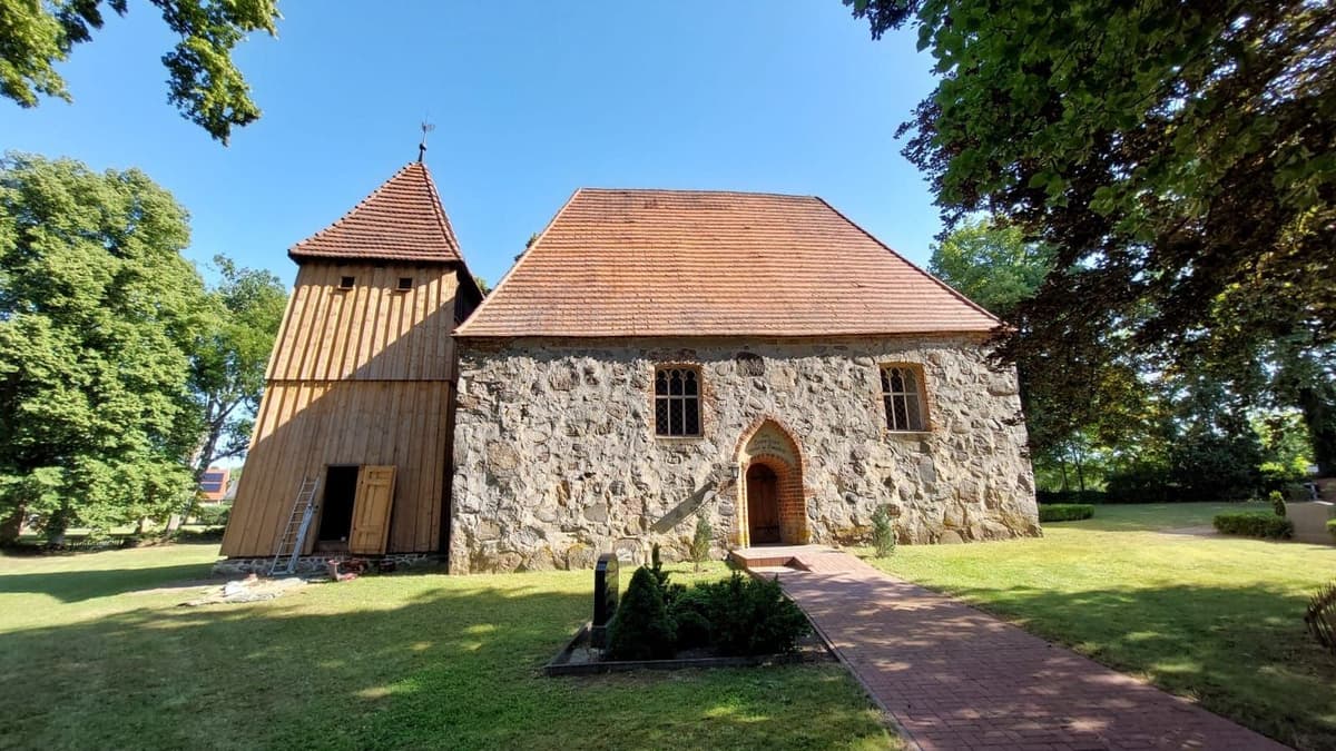 Kirche mit Turm Sommer