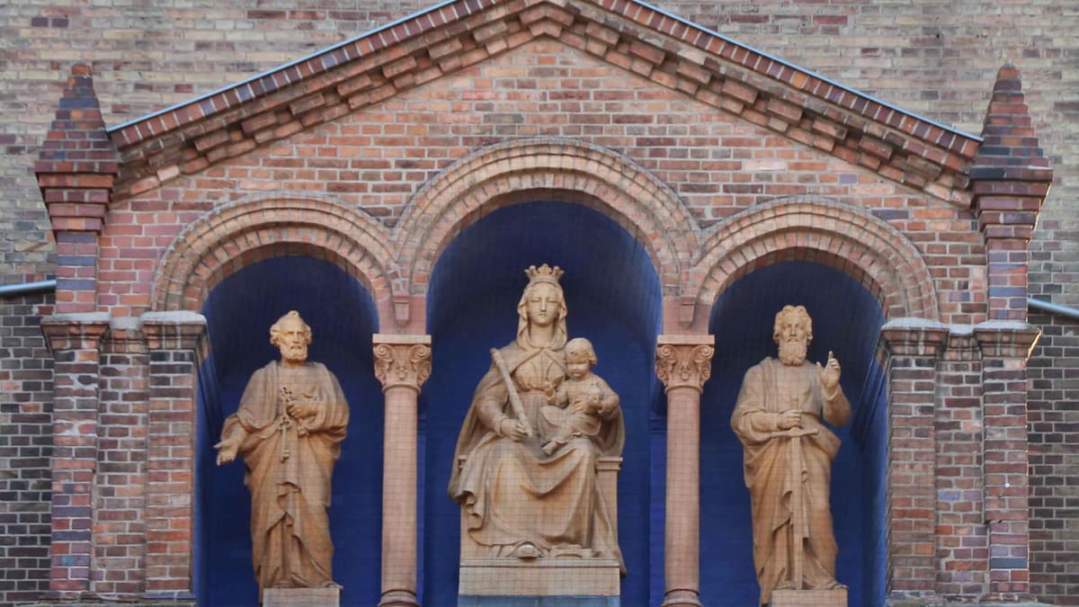 Portikus mit den Kirchenpatronen
