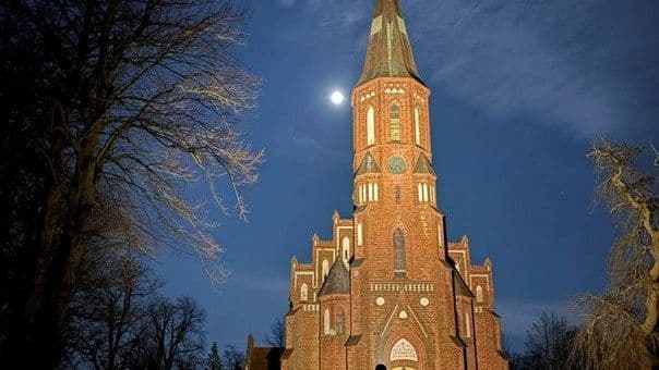 Kirche in der Nacht