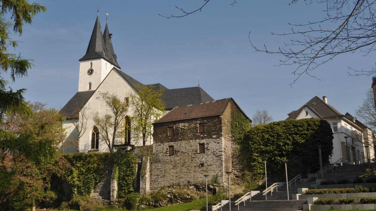 Blick vom Fritz-Kühn-Platz auf Kirche und Burgarchiv
