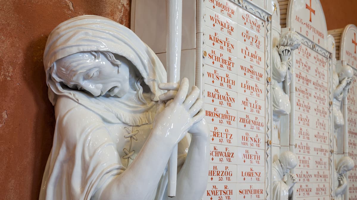Platten aus Meißener Porzellan mit den Namen der 1.815 Toten aus Meißen