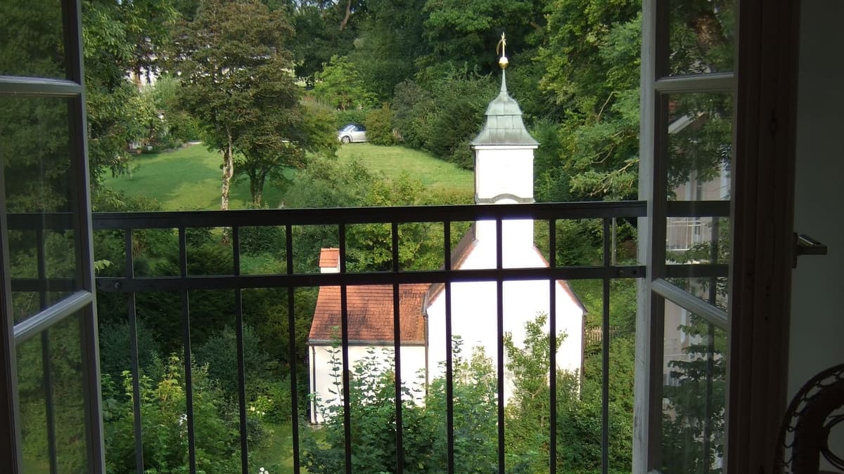 Schlosskapelle, Blick aus dem Schloss Ammerland