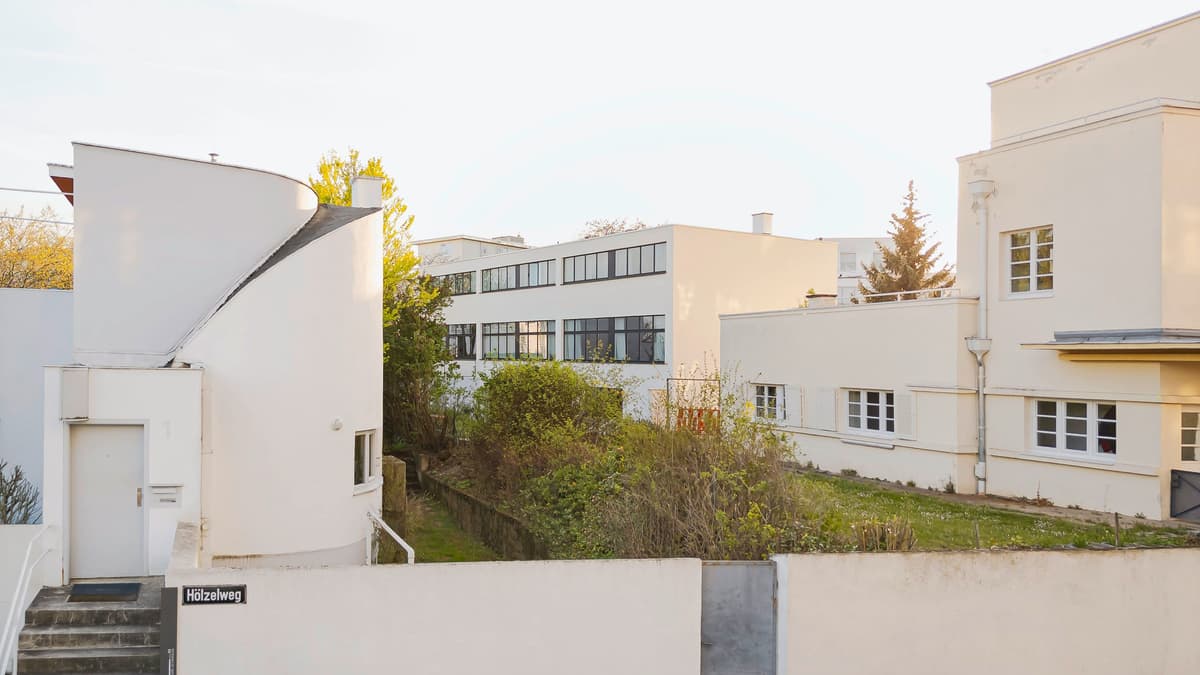 Die Häuser von Hans Scharoun, Mart Stam und Peter Behrens gehören zur Weissenhofsiedlung.